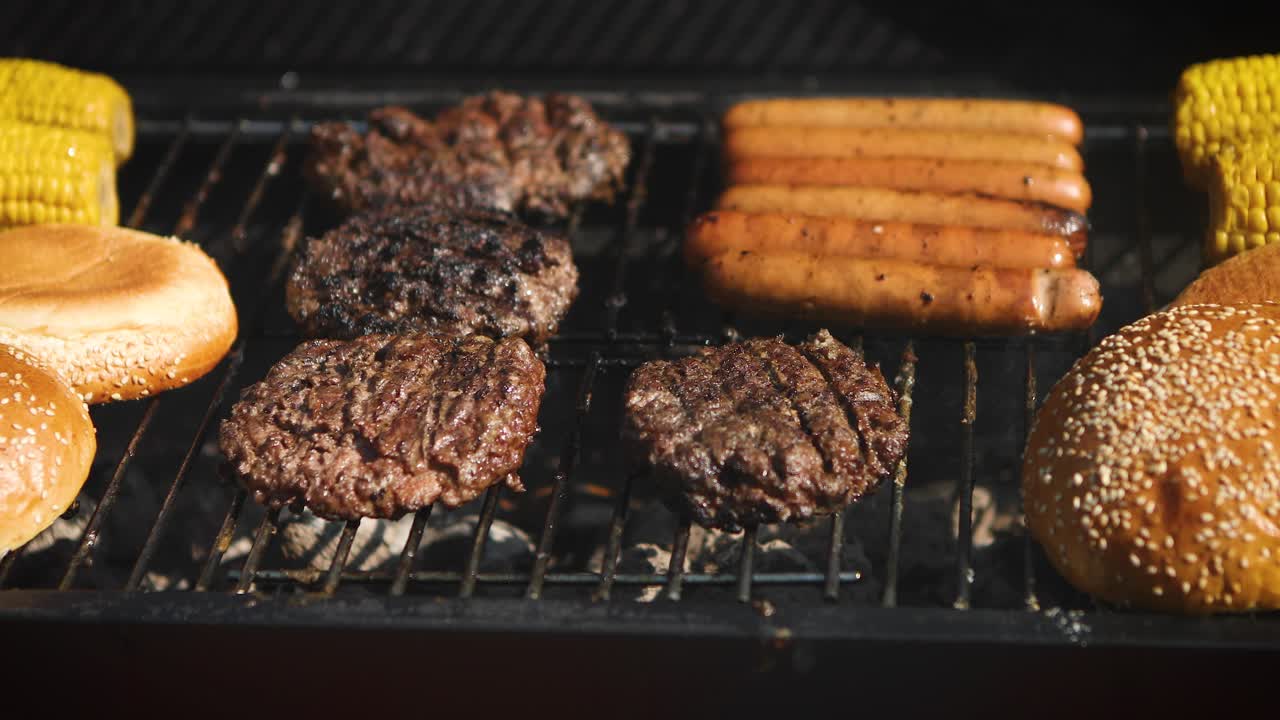 Cibo americano misto per barbecue su griglia calda