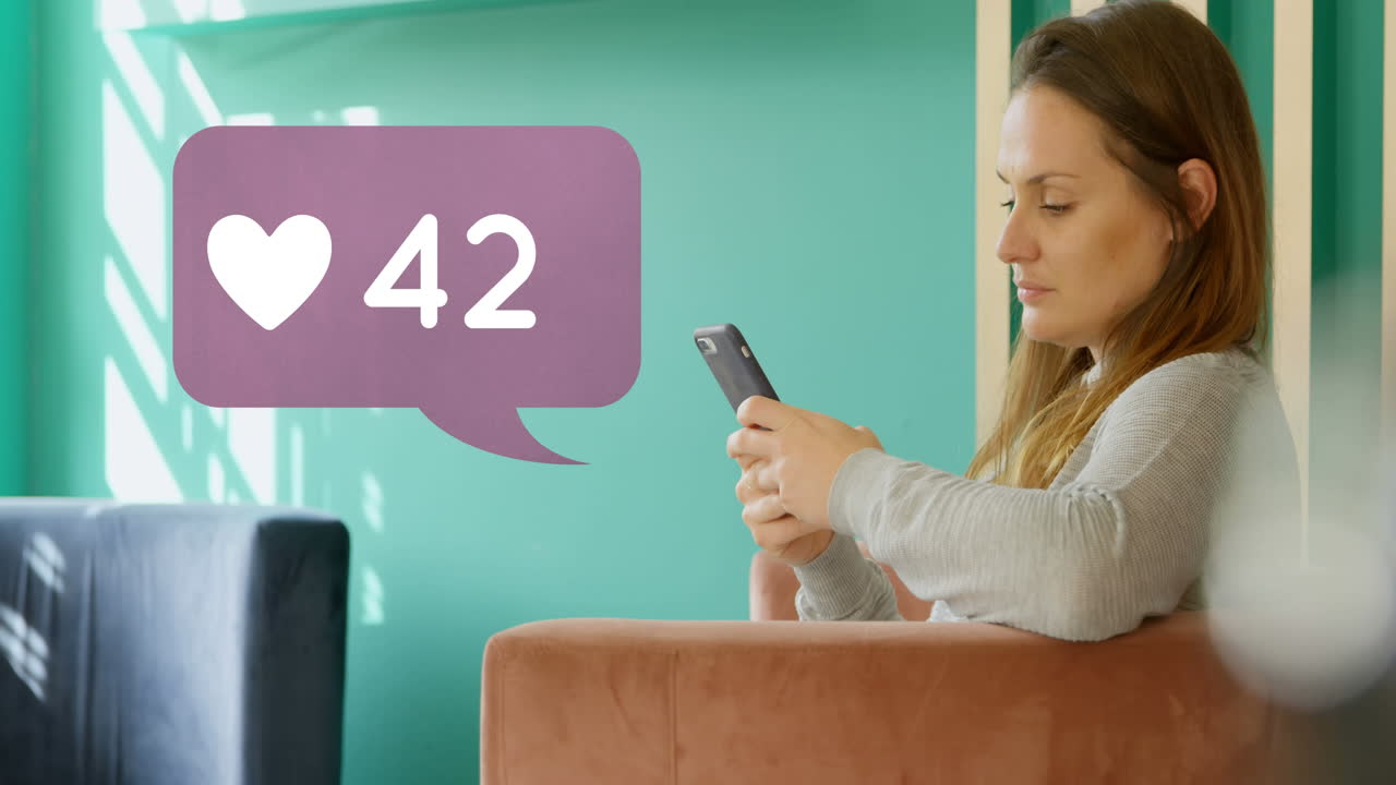 Donna seduta su una sedia che controlla i social media 4k