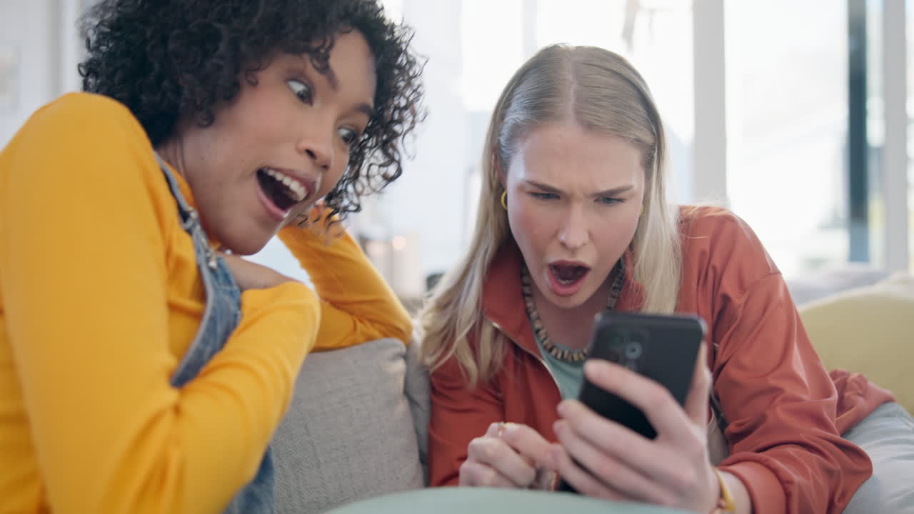 casa, amigos y mujeres con un teléfono inteligente