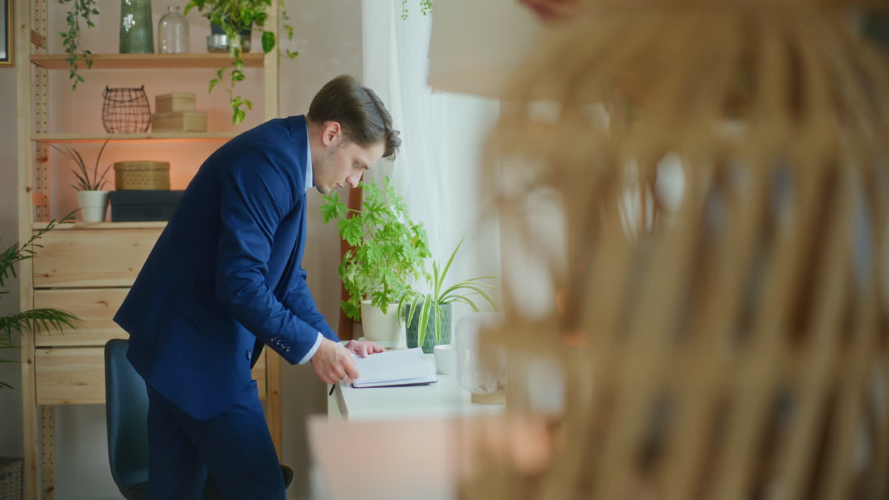 자신감 있는 사업가가 재정을 분석합니다.