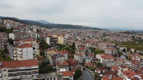 Volando-Por-Encima-De-Los-Tejados-De-La-Ciudad-De-Veria-En-Macedonia,-Norte-De-Grecia