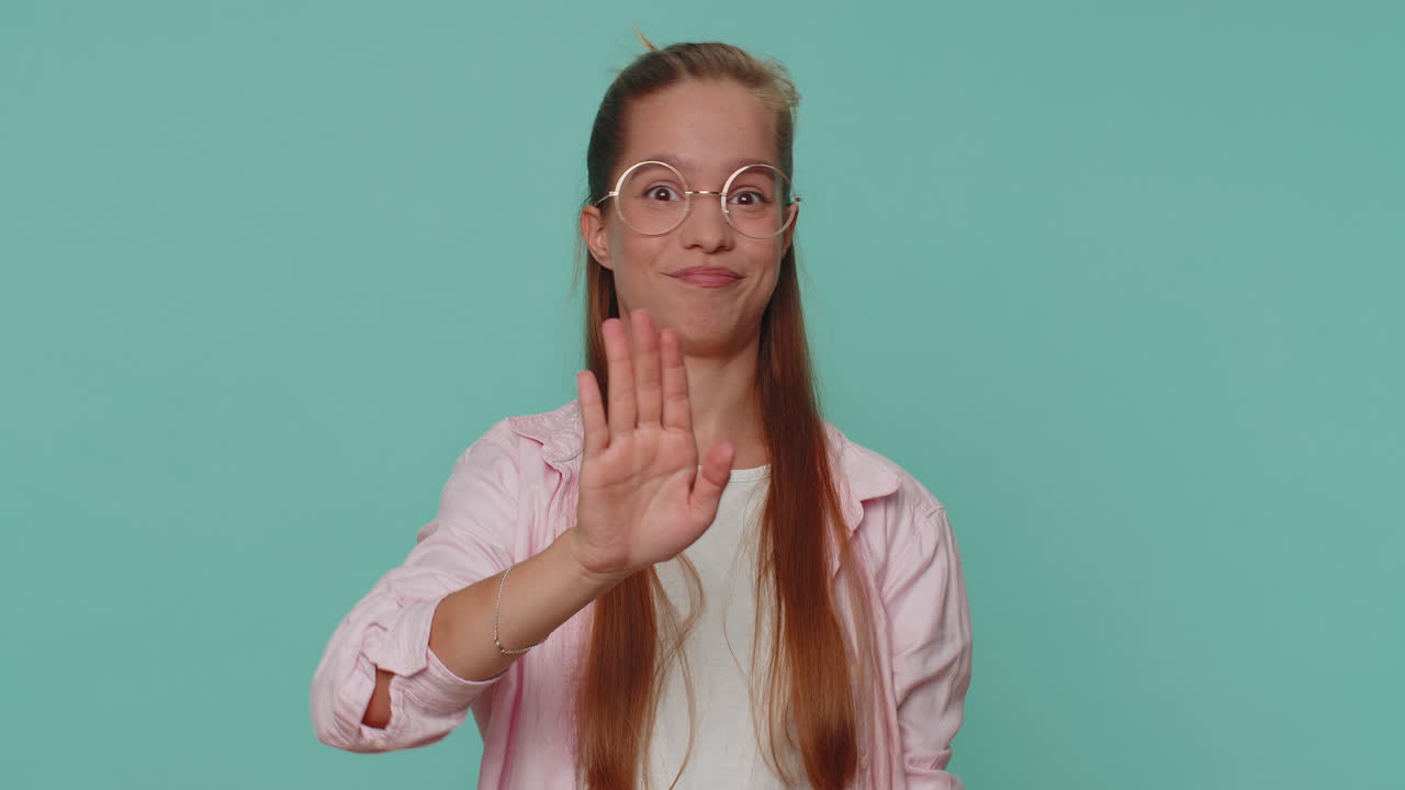niña asustada, niño cerrando la boca con la mano, negándose a contar un secreto terrible, una verdad increíble.