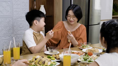 점심을 먹고 있는 아시아 가족.