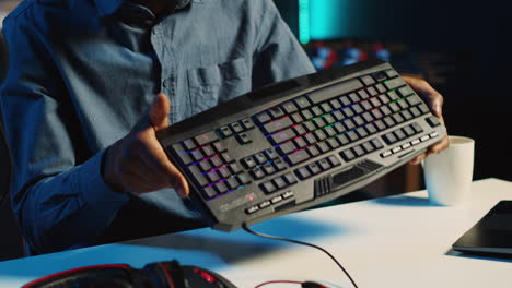 media star reviews keyboard in studio