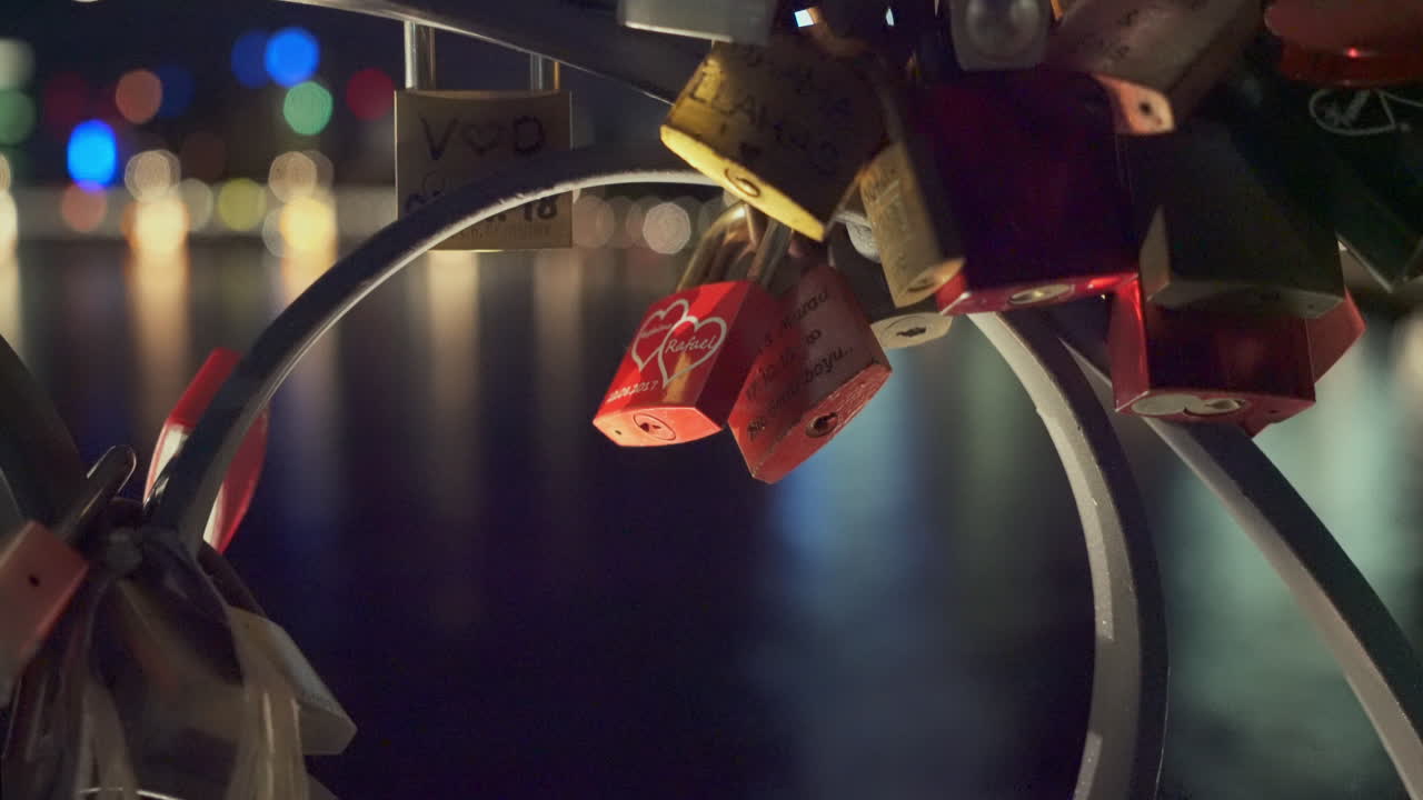 독일 프랑크푸르트의 주요 강이 내려다보이는 다리에 다양한 자물쇠가 부착되어 있습니다.