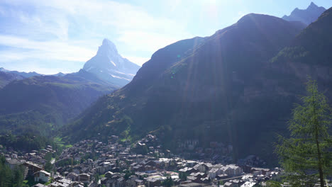 Zermatt-Dorf-Mit-Matterhorn-Hintergrund