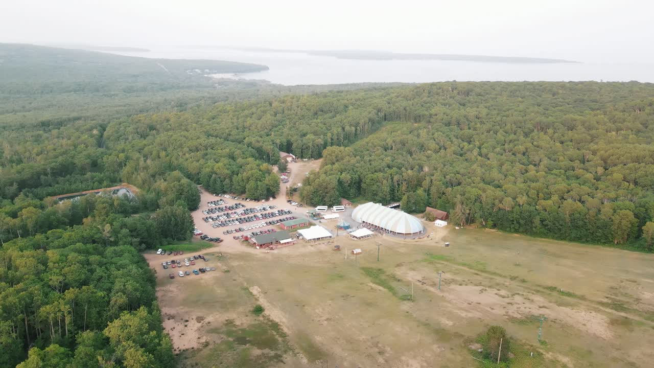 vista de pájaro del área de chautauqua big top en la región del lago superior
