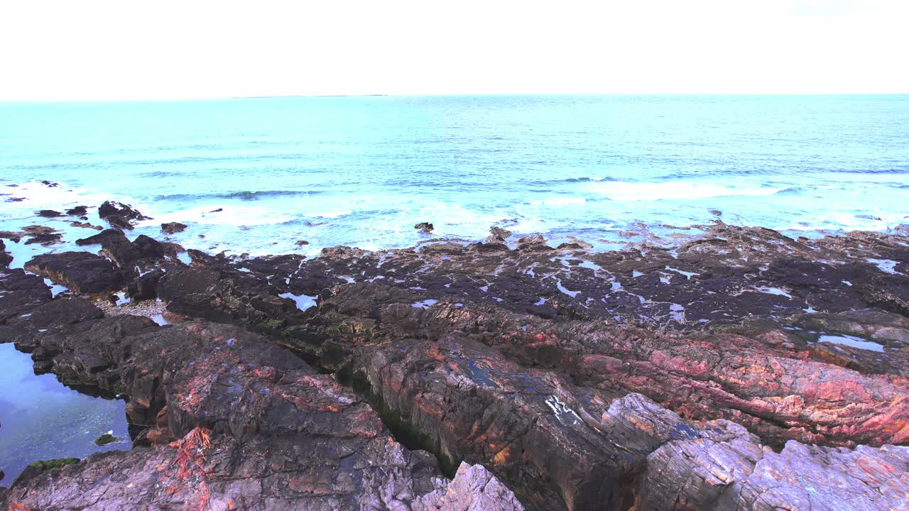 바위 바가에서 어나오는 원형으로 바야 부스타만테 (bahia bustamante) 의 거대한 바다와 파도를 드러낸다.