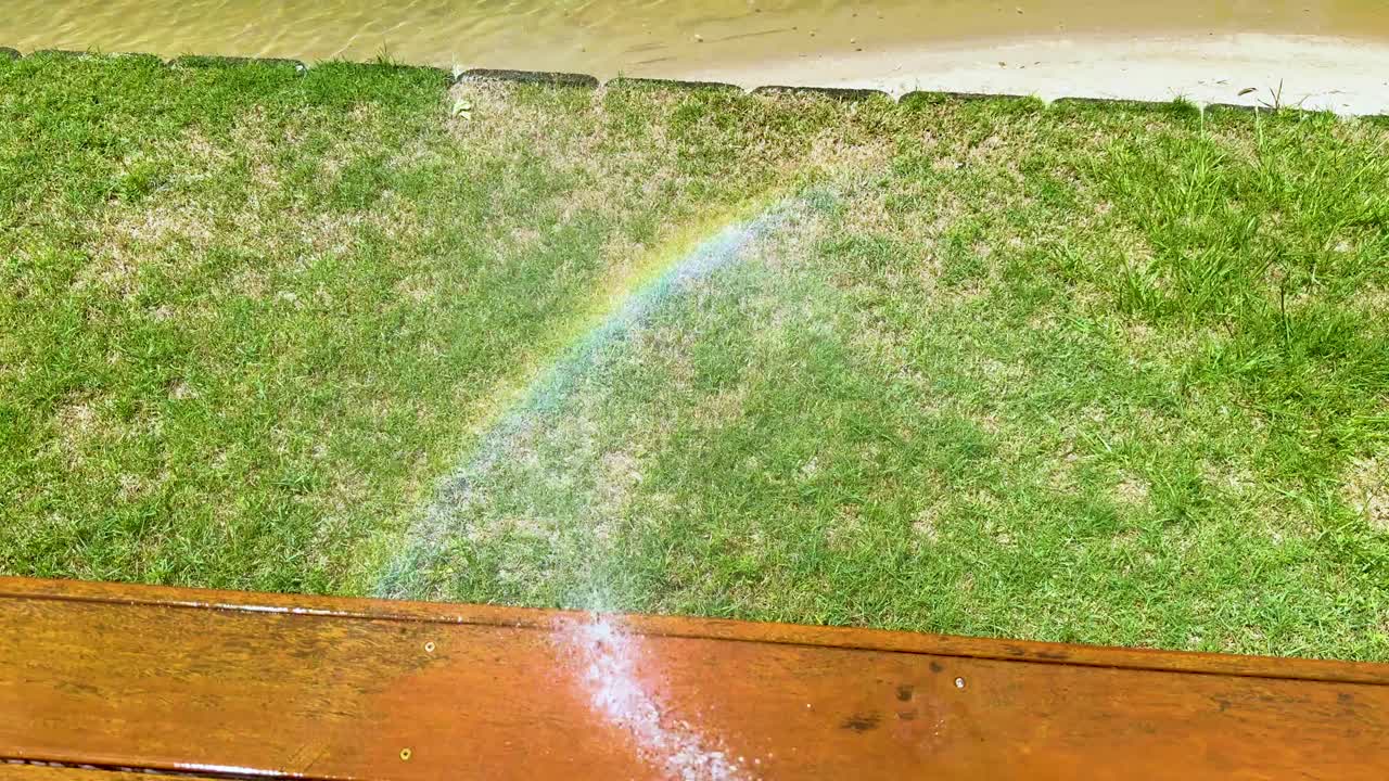 무지개 는 빛 의 굴절 으로 풀 위 에 나타난다