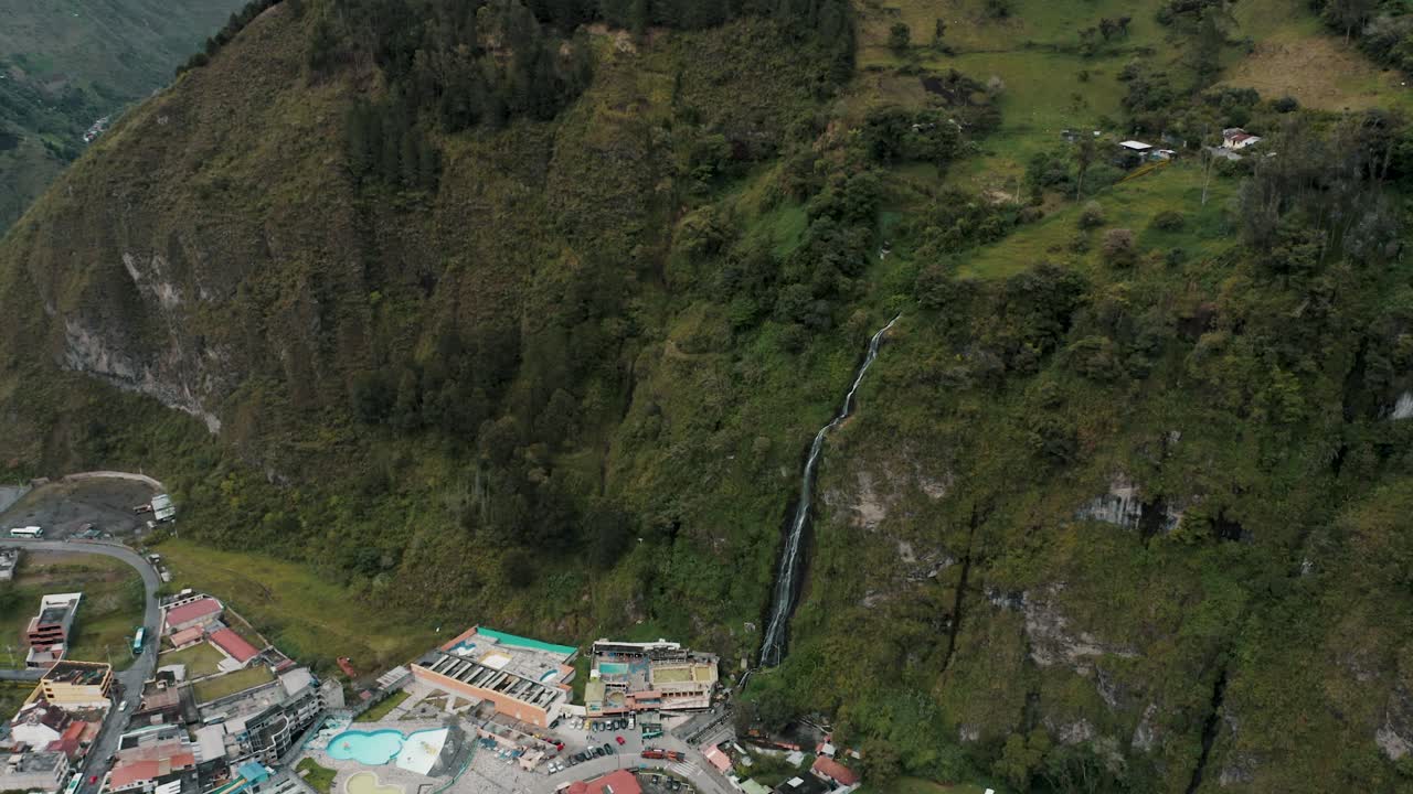 impresionante cascada de la virgen que fluye por el acantilado de la montaña en baños de agua santa, ecuador