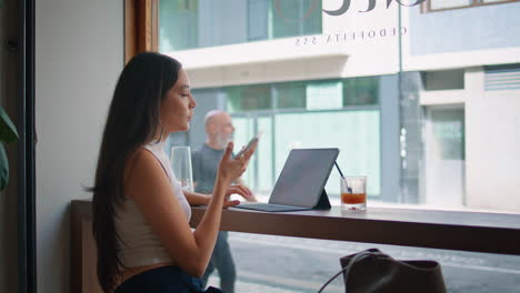 woman working in a cafe