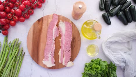 preparando una comida con tocino y verduras