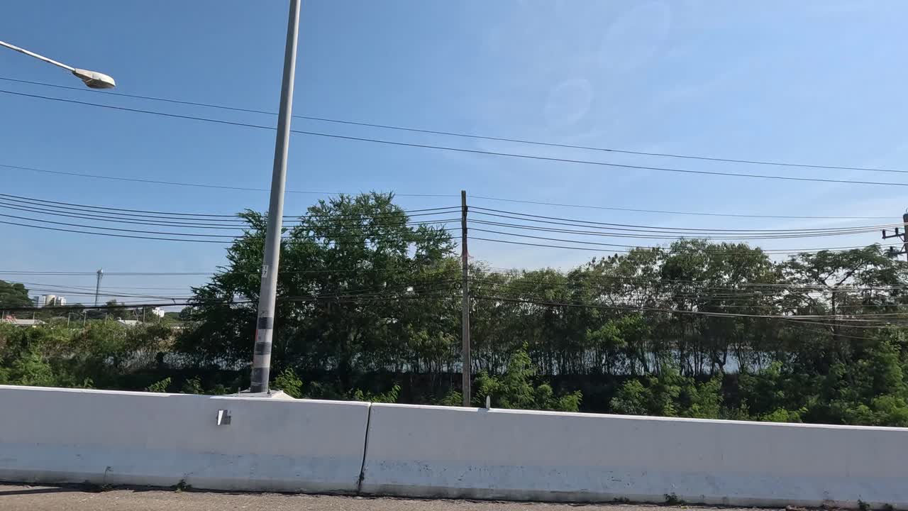 차량에서 은 파란 하늘과 함께 도시 풍경을 통과