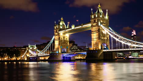 puente de la torre en la noche