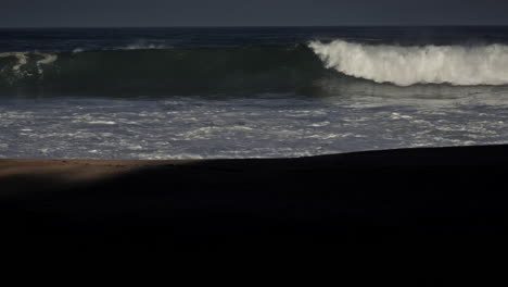 Las-Olas-Llegan-A-La-Playa-Después-De-Una-Gran-Tormenta-2