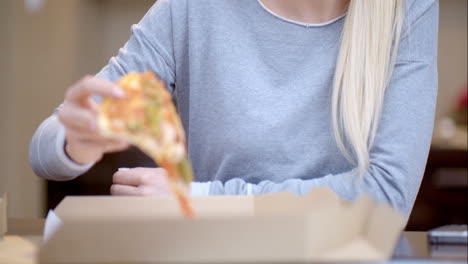 Mujer-Atractiva-Disfrutando-De-Una-Porción-De-Pizza