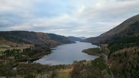 imágenes aéreas cinematográficas del embalse de thirlmere en el distrito de allerdale en cumbria