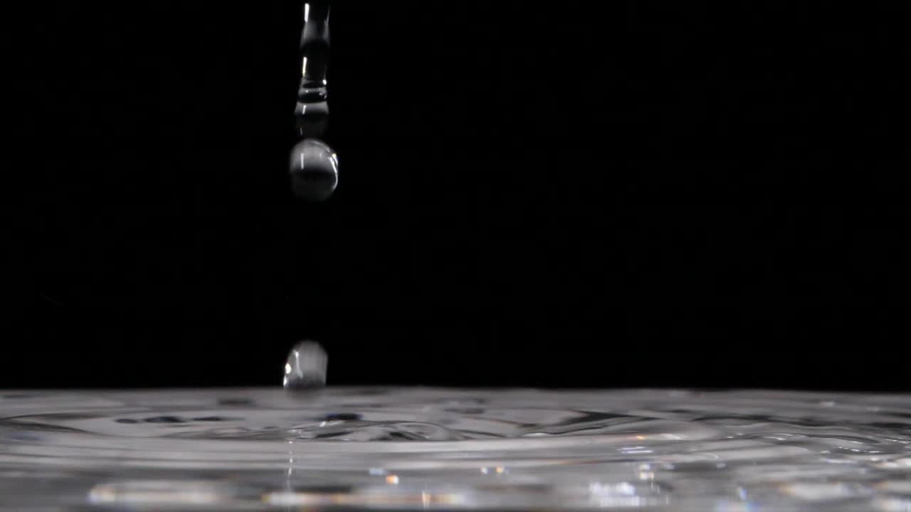 gotas de agua clara vertida en fondo negro -cerrar
