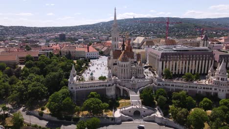 Iglesia-De-Matías-Y-Bastión-De-Los-Pescadores-En-El-Distrito-Del-Castillo-De-Buda