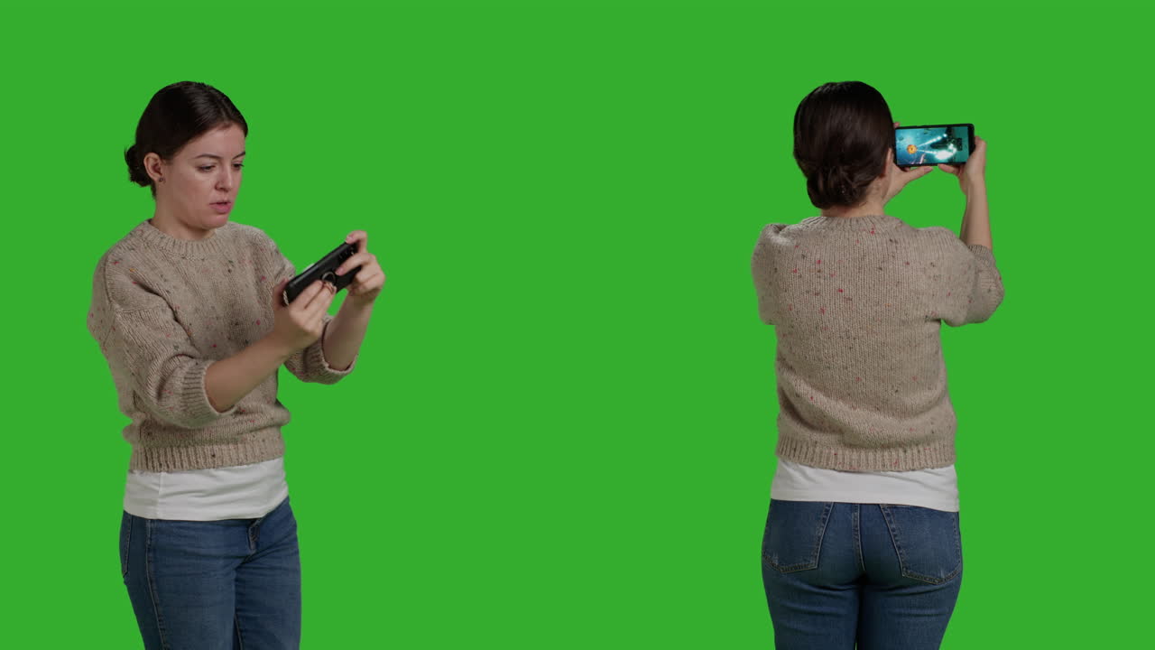 Mulher jogando videogame no smartphone em tela verde