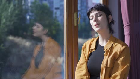 Mujer-Joven-Tranquila-Y-Pacífica.-La-Joven-Está-Descansando-En-Casa.