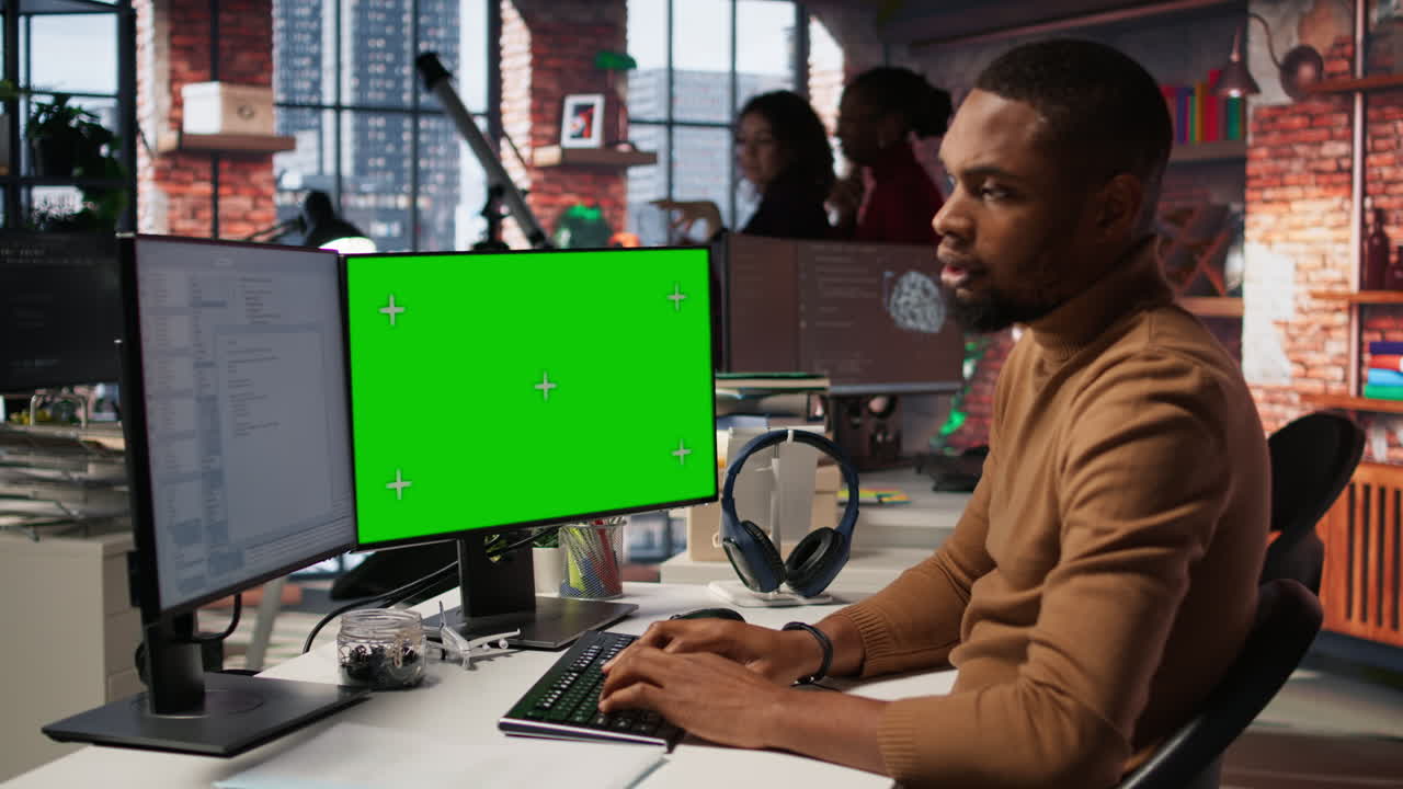 programmazione di codifica in ai startup office utilizzando pc a schermo isolato