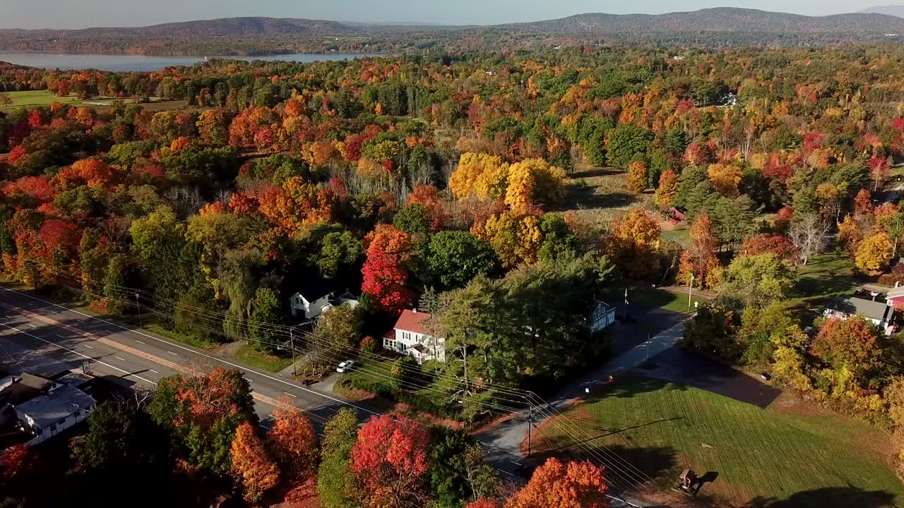 tiro de drone de escena de campo suburbano de otoño