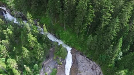 Wasserfall-Mit-Reißendem-Fluss