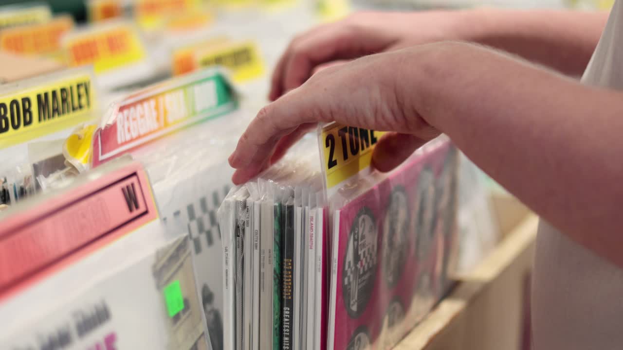 buscando a mano a través de discos de vinilo en el mercado de cardiff