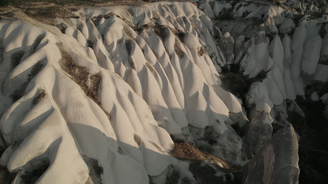 일몰 동안 언덕 위로 날아가는 카파도키아 열기구