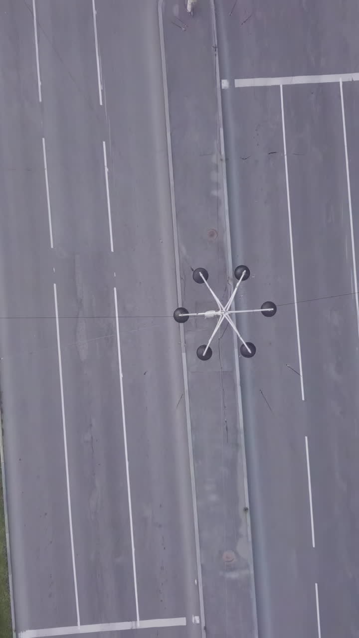 정원 조성 을 가진 순환 교차로 의 공중 풍경