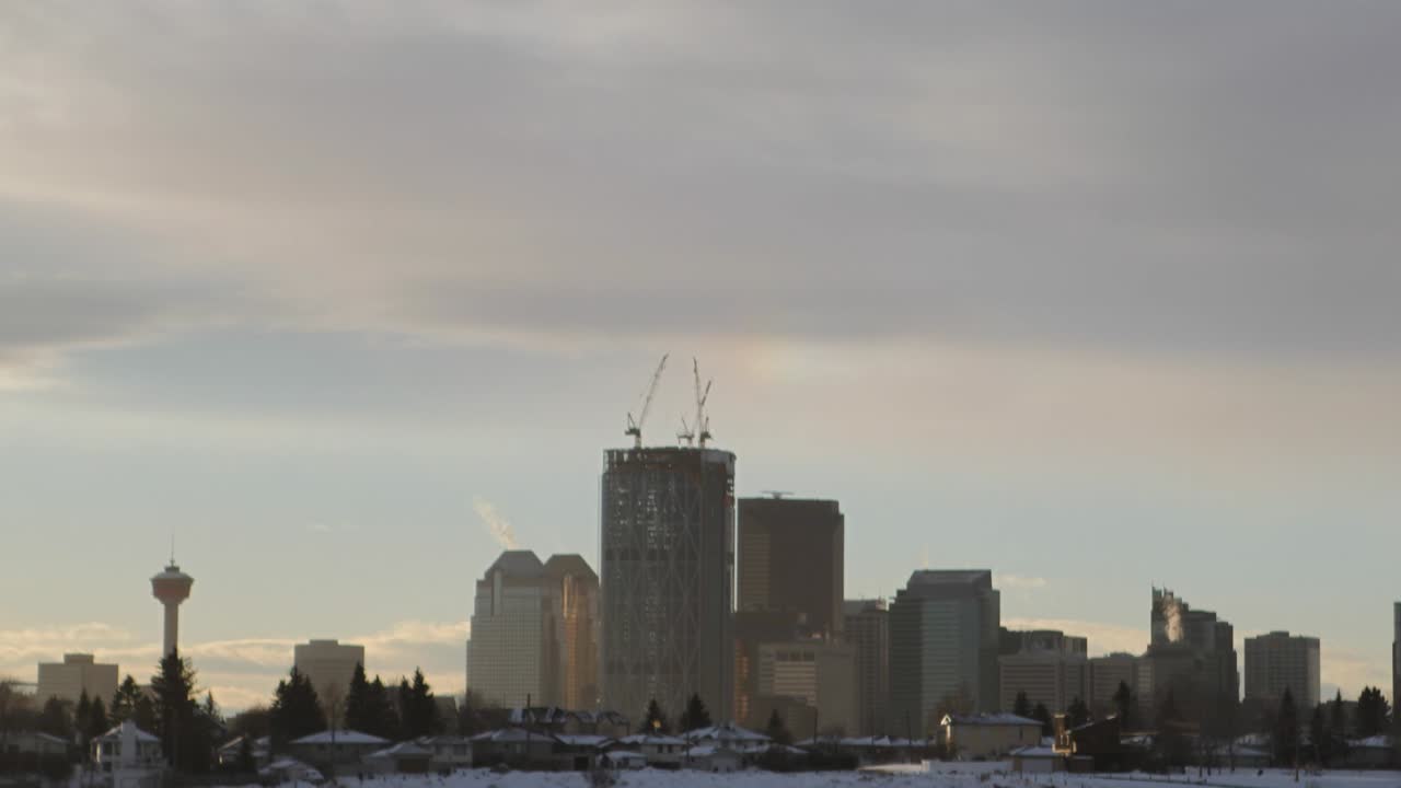 el horizonte del centro de calgary visto desde el lado este mirando hacia el oeste al atardecer el 18 de enero de 2011