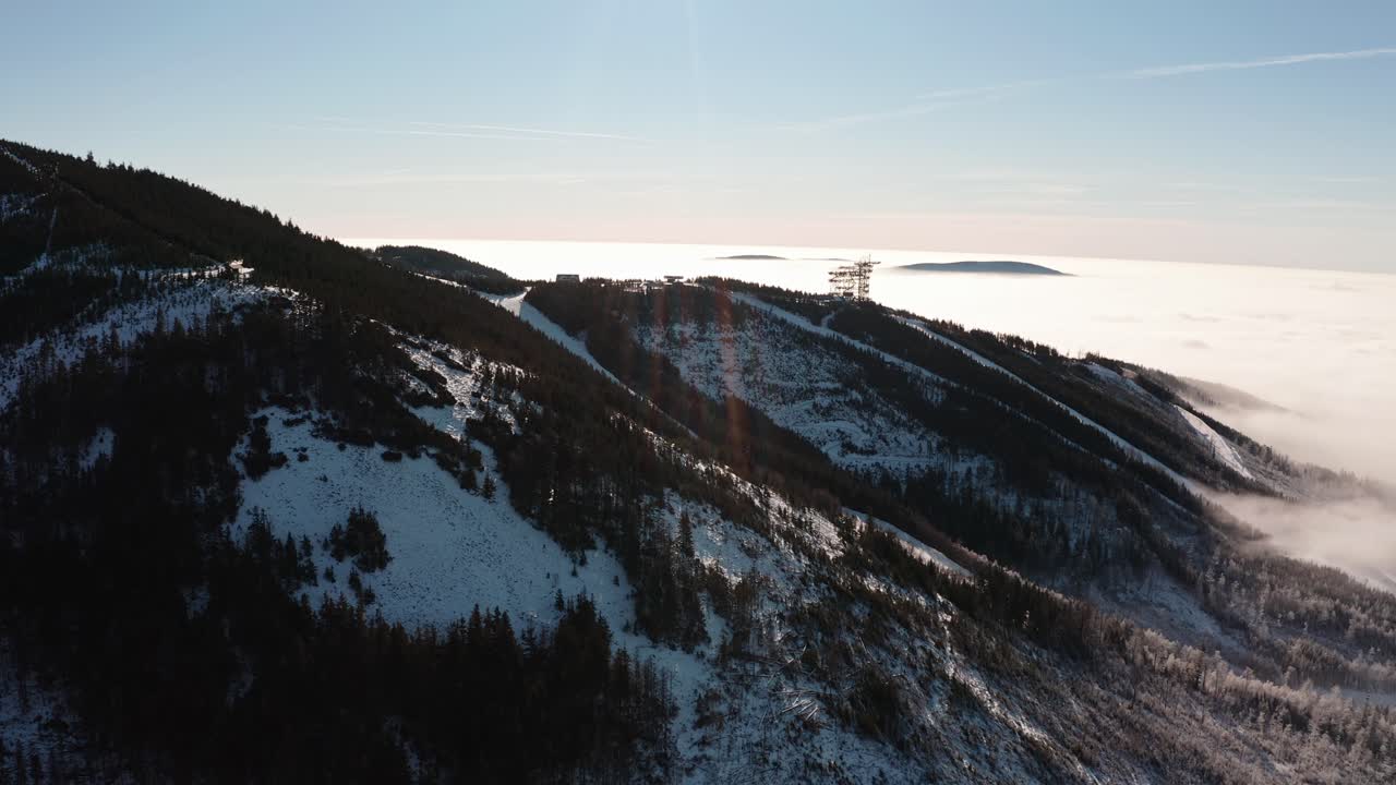 체코 공화국 의 눈 으로  ⁇ 인 겨울 산 골짜기 의 드론 촬영