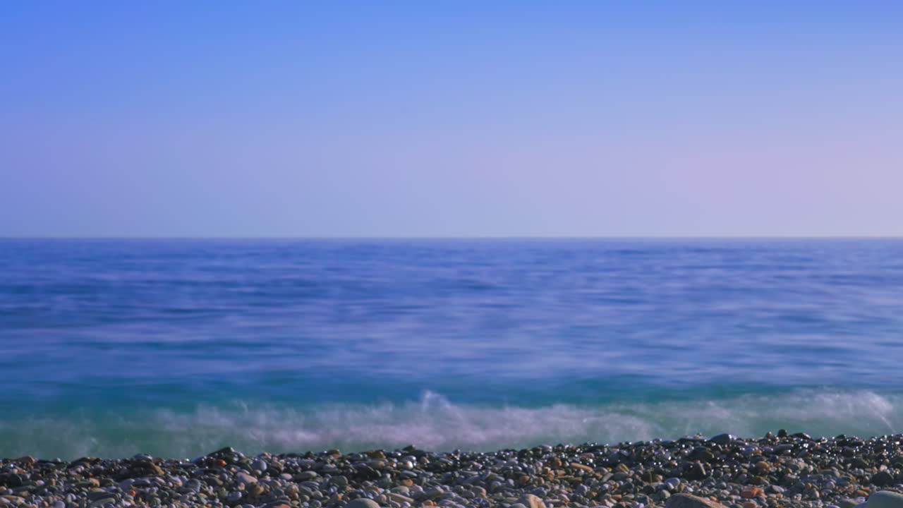 낮에는  ⁇ 은 하늘이 있는 바위 모래 해변에서 시간 흐름