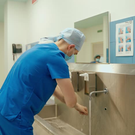 el médico se lava las manos.