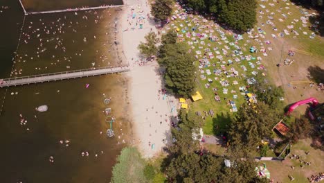 Gran-Multitud-Disfrutando-Del-Clima-De-Verano-En-La-Playa-Del-Lago-Local