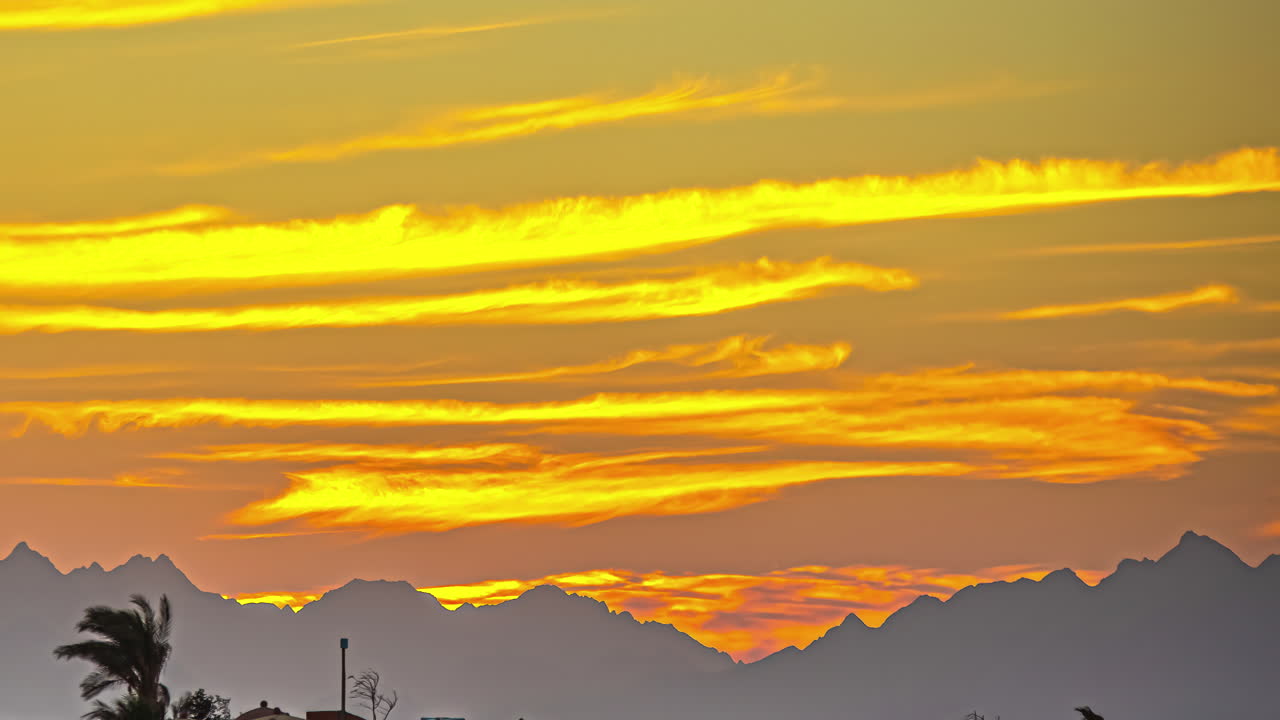 산 위의 하늘에 불타는 붉은 구름