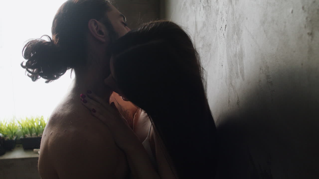 화장실에서 키스하는 커플