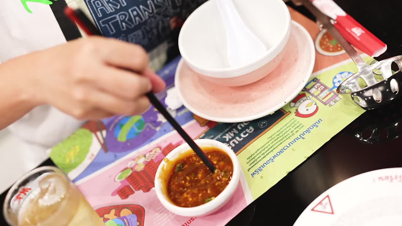 방에서 가락으로 손으로 는 소스