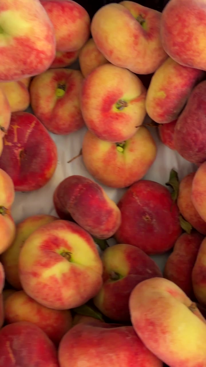Vista ravvicinata di frutta a nocciolo fresca assortita in cassette da mercato