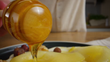 honey drizzled pears with yogurt and nuts