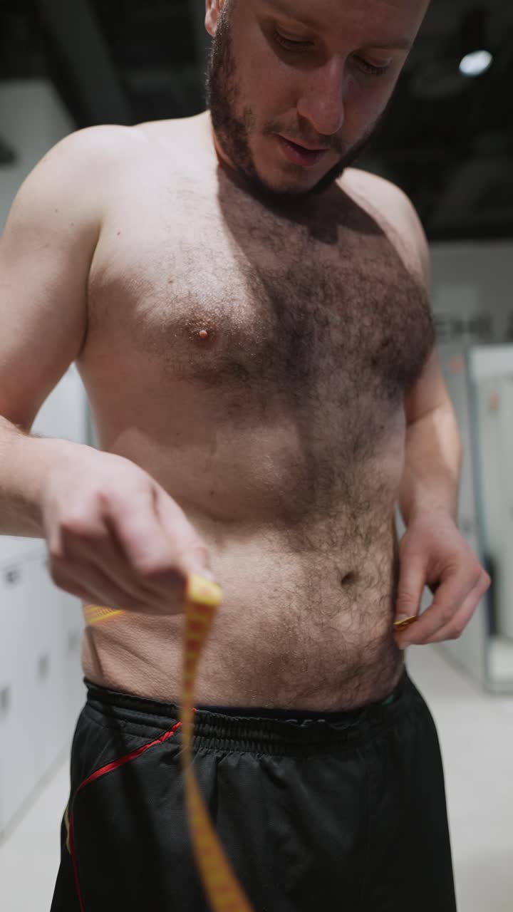 hombre midiendo la circunferencia de la cintura