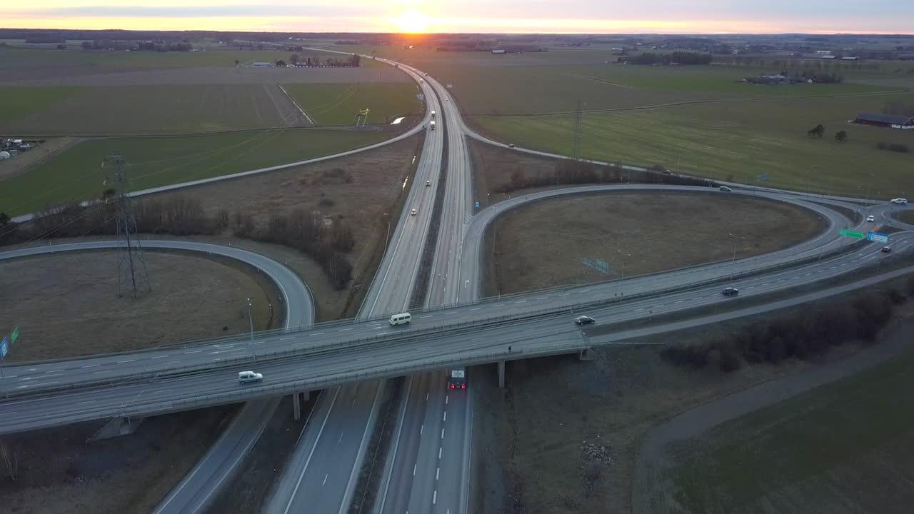 이동하는 교통 차량과 함께 고속도로 교차로의 공중 시각.