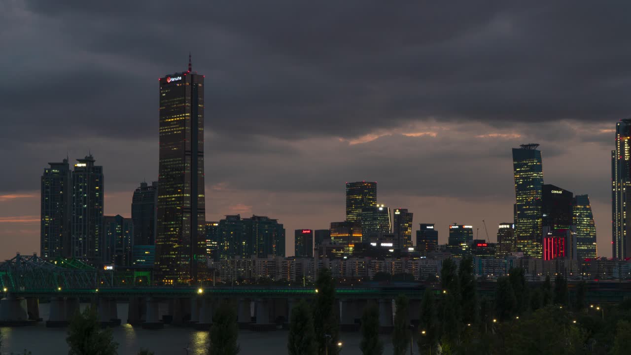 서울, 한국에서 밤에 전경에 한강 철도 다리와 여의도 섬에서 63 평방 마천루