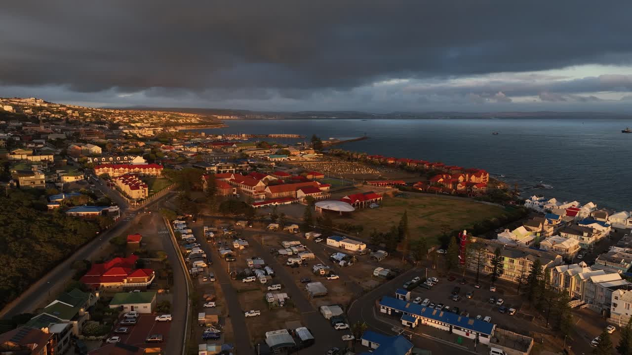 Sonnenaufgang in der goldenen Stunde erhellt Mossel Bay im Westkap, Südafrika