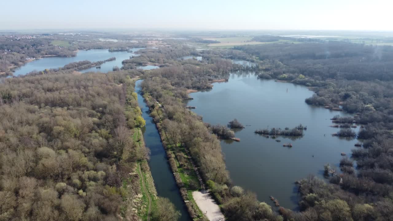 vista aérea de los pantanos y lagos de westbere en kent uk