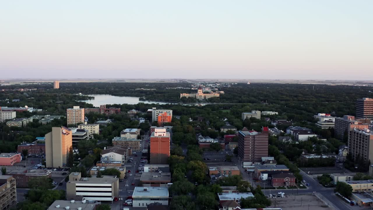 toma aérea sobre la ciudad de regina al atardecer