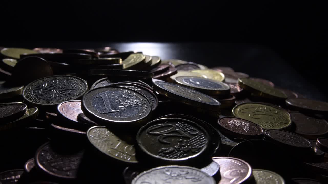 montaña de monedas de euro que giran sobre un fondo negro