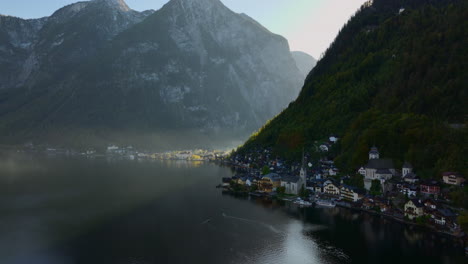 Hermosas-Imágenes-Aéreas-De-La-Ciudad-De-Hallstatt-Ubicada-Entre-Los-Alpes-Austríacos,-Europa