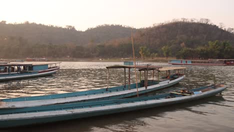 barcos atracados en el río mekong en luang prabang, laos viajando por el sudeste asiático